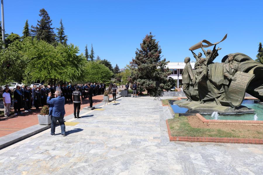 KTÜ Atatürk ve Gençlik Anıtı, önündeki tören kalabılığı