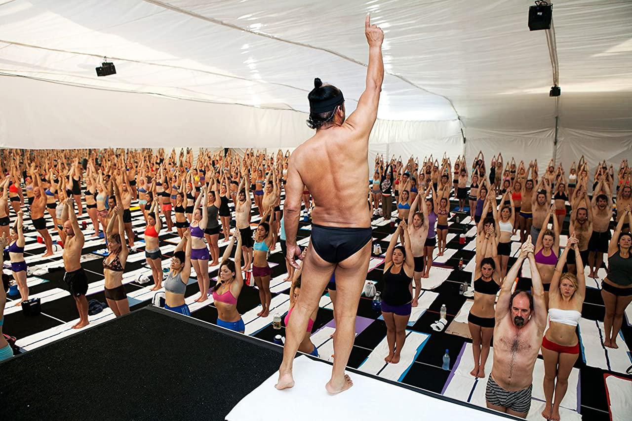 biikram sıcak yoga salonunda yoga eğitimi verirken