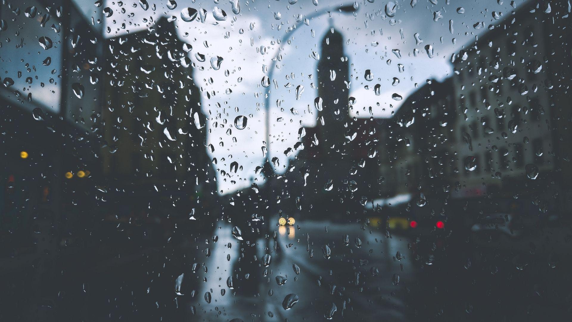 yağmurlu hava görseli, yağmur damlaları camda